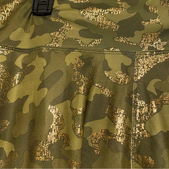Runway Ready Womens Leggings XL Green Gold Camo Cropped NWT - Picture 2 of 6